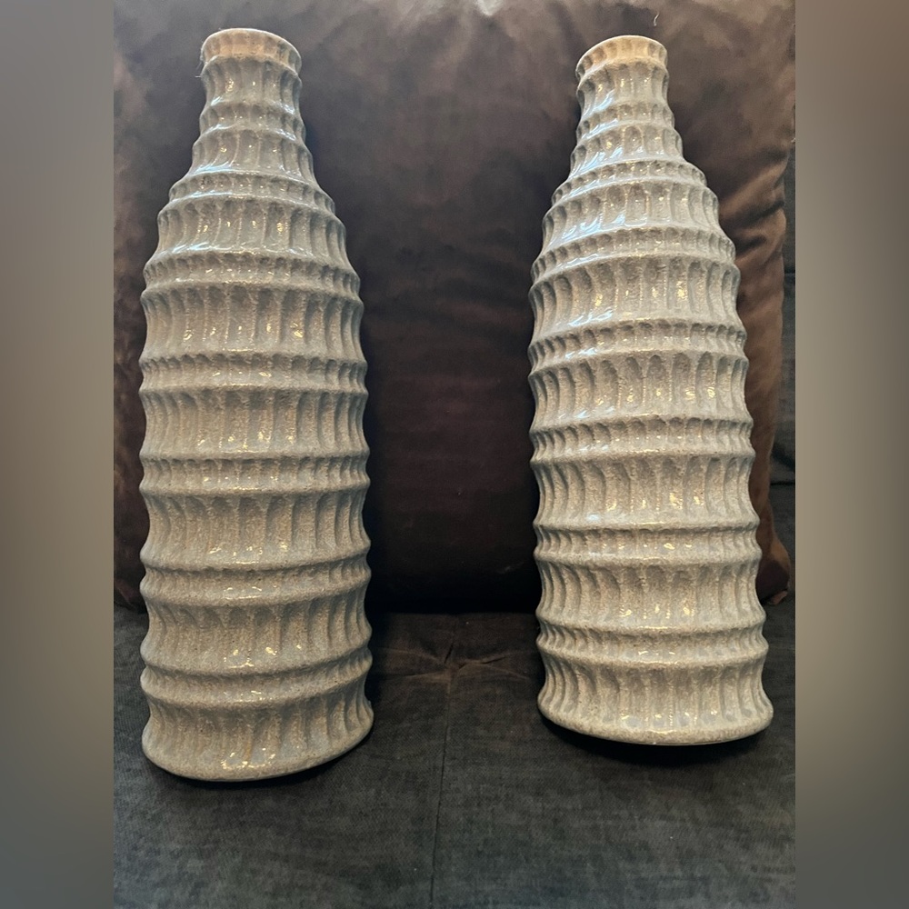 Set of 2 textured vase